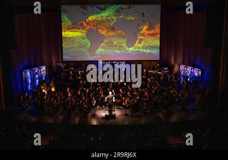 National Philharmonic führt kosmische Zyklen auf: Eine Weltraumsymphonie. Maestro Piotr Gajewski dirigiert die Nationalphilharmonie in der weltbesten Darbietung von Henry Dehlingers "Cosmic Cycles", Donnerstag, 11. Mai 2023, in Capital One Hall in Tysons, Virginia „Cosmic Cycles: A Space Symphony“ ist eine Zusammenarbeit zwischen dem Komponisten Henry Dehlinger, dem Goddard Space Flight Center der NASA, und der National Philharmonic, die in sieben Multimedia-Werken über Sonne, Erde, Mond, Planeten und Kosmos eine Fusion von Musik und Video bietet. Stockfoto