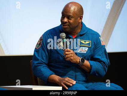 Die NASA feiert den Black History Month mit dem NMAAHC. Der pensionierte NASA-Astronaut Leland Melvin wird während einer Podiumsdiskussion mit dem Titel A Space for US All bei einer Veranstaltung zum Black History Month im Smithsonian National Museum of African American History and Culture am Freitag, den 10. Februar 2023, in Washington gesehen. Stockfoto