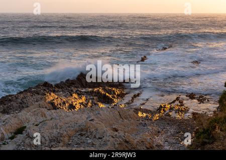 Wellen entlang der Küste bei Sonnenuntergang im Montana de Oro State Park Stockfoto