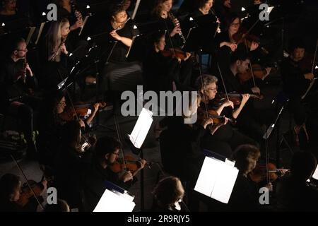 National Philharmonic führt kosmische Zyklen auf: Eine Weltraumsymphonie. Maestro Piotr Gajewski dirigiert die Nationalphilharmonie in der weltbesten Darbietung von Henry Dehlingers "Cosmic Cycles", Donnerstag, 11. Mai 2023, in Capital One Hall in Tysons, Virginia „Cosmic Cycles: A Space Symphony“ ist eine Zusammenarbeit zwischen dem Komponisten Henry Dehlinger, dem Goddard Space Flight Center der NASA, und der National Philharmonic, die in sieben Multimedia-Werken über Sonne, Erde, Mond, Planeten und Kosmos eine Fusion von Musik und Video bietet. Stockfoto