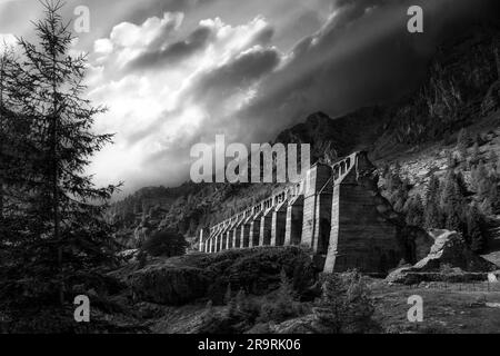 Italien Lombardei Bergamo der Gleno-Staudamm war eine Barriere am Gleno-Fluss, die am 1. Dezember 1923 zusammenbrach und eine Tragödie verursachte, die das Scalve-Tal in der Provinz Bergamo und das Camonica-Tal in der Provinz Brescia traf Stockfoto