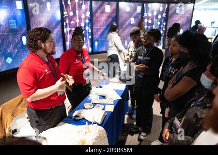 Die NASA feiert den Black History Month mit dem NMAAHC. Schüler lokaler Schulen sehen WÄHREND einer Veranstaltung zum Black History Month im Smithsonian National Museum of African American History and Culture am Freitag, den 10. Februar 2023, in Washington STEM-Ausstellungen. Stockfoto