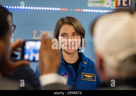 SpaceX Crew-3 der NASA besucht Amidon-Bowen Grundschule. Kayla Barron, die Astronautin SpaceX Crew-3 der NASA, spricht mit den lokalen Medien während eines Besuchs der Amidon-Bowen Elementary School am Donnerstag, den 8. Dezember 2022 in Washington. Stockfoto