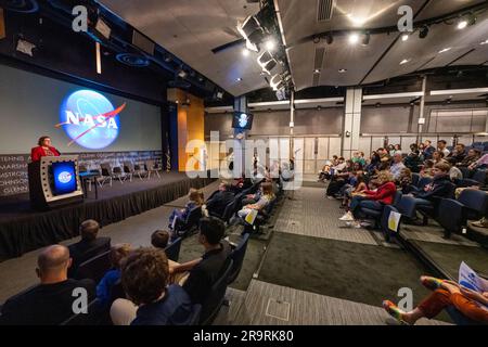 Earth Information Center – Schülerbindung. Julie Robinson, stellvertretende Direktorin der NASA Earth Science Division, hält am Freitag, den 23. Juni 2023, auf einer Veranstaltung zur Studentenbindung im Earth Information Center (EIC) im Gebäude des NASA-Hauptquartiers von Mary W. Jackson in Washington Vorträge. EIC ist eine neue immersive Erfahrung, die Live-Datensätze mit modernster Datenvisualisierung und Storytelling kombiniert, um Besuchern zu zeigen, wie sich unser Planet verändert. Stockfoto