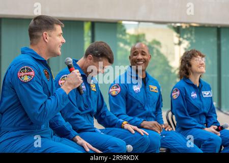 Empfang der kanadischen Botschaft der Artemis II Crew. Von links nach rechts nehmen der CSA (Canadian Space Agency)-Astronaut Jeremy Hansen, die NASA-Astronauten Reid Wiseman, Victor Glover und Christina Hammock Koch am Mittwoch, den 17. Mai 2023, vor der kanadischen Botschaft in Washington an einer Mediensammlung Teil. Wiseman, Glover, Koch und Hansen, die im Rahmen des NASA-Flugtests Artemis II um den Mond fliegen werden, besuchten Washington, um ihre bevorstehende Mission mit Kongressmitgliedern und anderen zu besprechen. Stockfoto