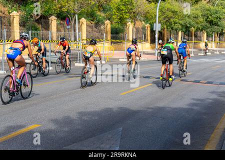 BENALMADENA, SPANIEN - 13. MAI 2023: Radrennen auf den Straßen der Costa del sol in Benalmadena, Spanien am 13. Mai 2023 Stockfoto