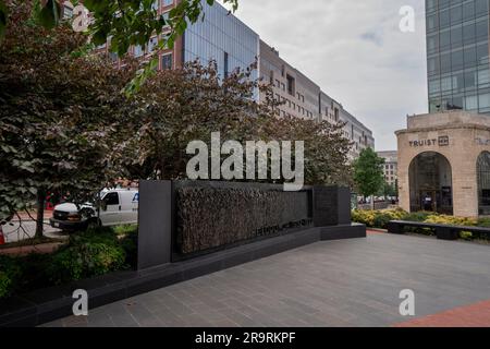 Washington, Usa. 28. Juni 2023. Das Holodomor Memorial wird am Mittwoch, den 28. Juni 2023 in Washington, D.C. gesehen. Die Gedenkstätte ist in Erinnerung an die Millionen unschuldiger Opfer einer von Menschenhand geschaffenen Hungersnot in der Ukraine, die vom totalitären Regime Stalins konstruiert und umgesetzt wurde. Foto: Ken Cedeno/UPI Credit: UPI/Alamy Live News Stockfoto