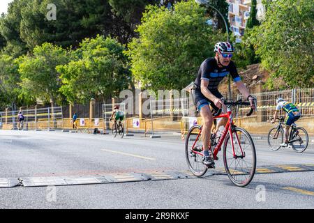 BENALMADENA, SPANIEN - 13. MAI 2023: Radrennen auf den Straßen der Costa del sol in Benalmadena, Spanien am 13. Mai 2023 Stockfoto