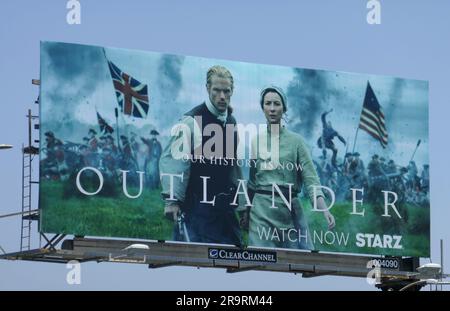 Los Angeles, Kalifornien, USA 27. Juni 2023 Outlander Billboard am 27. Juni 2023 in Los Angeles, Kalifornien, USA. Foto: Barry King/Alamy Stock Photo Stockfoto