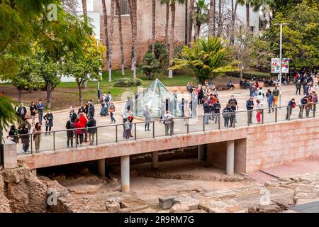 Malaga, Spanien - 27. FEBRUAR 2022: Die Glaspyramide in der Calle Alcazabilla, eine Straße im zentralen Bezirk von Malaga. Stockfoto