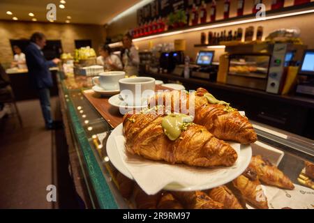 Auswahl an frisch gebackenen Croissants, die an der Theke des Ladens, des Marktes, des Cafés oder der Bäckerei verkauft werden können. Dessert, Gebäck, Frühstück, süße Speisen und traditionelles Fre Stockfoto