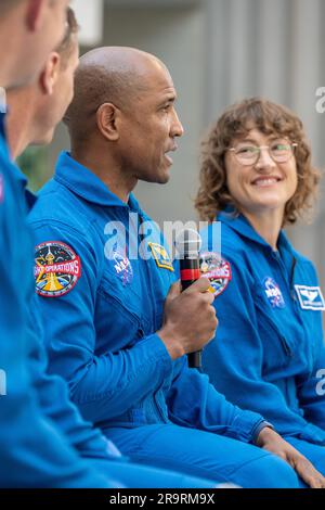 Empfang der kanadischen Botschaft der Artemis II Crew. Von links nach rechts nehmen der CSA (Canadian Space Agency)-Astronaut Jeremy Hansen, die NASA-Astronauten Reid Wiseman, Victor Glover und Christina Hammock Koch am Mittwoch, den 17. Mai 2023, vor der kanadischen Botschaft in Washington an einer Mediensammlung Teil. Wiseman, Glover, Koch und Hansen, die im Rahmen des NASA-Flugtests Artemis II um den Mond fliegen werden, besuchten Washington, um ihre bevorstehende Mission mit Kongressmitgliedern und anderen zu besprechen. Stockfoto