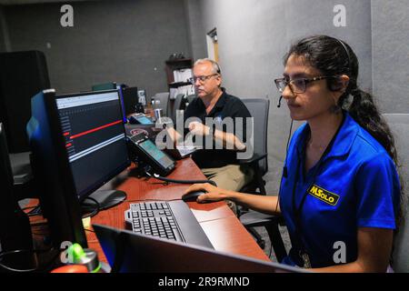 MSolo VIPER SIM-Schulung. Jim Kania (links), Leiter der Software-Entwicklung für Massenspektrometer und Lunar Operations (MSOLO), und PRI Johnson, MSOLO-Systemingenieur, nehmen am 25. Mai 2023 an Simulationsübungen im Kennedy Space Center der NASA in Florida Teil, um die unbeständige Mission der Agentur zur Untersuchung des Polar Exploration Rover (VIPER) vorzubereiten. Ziel der Schulung war es, das integrierte VIPER-Team – eine Mischung aus Ingenieuren aus Kennedy und dem Ames Research Center der NASA in Kalifornien – an die Zusammenarbeit während der Missionsphasen, in denen der Rover fährt, zu gewöhnen. MSO Stockfoto