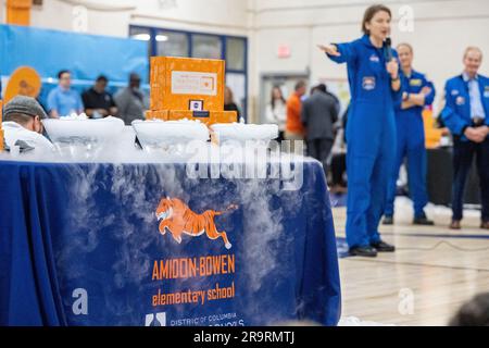 SpaceX Crew-3 der NASA besucht Amidon-Bowen Grundschule. Kayla Barron, die Astronautin SpaceX Crew-3 der NASA, beantwortet Fragen von Schülern während ihres Besuchs in der Amidon-Bowen Elementary School am Donnerstag, den 8. Dezember 2022 in Washington. Stockfoto