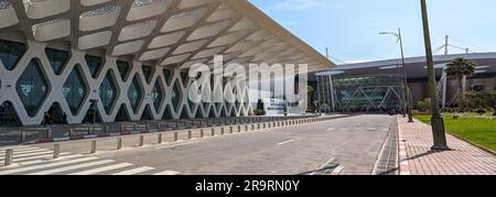 MARRAKESCH, MAROKKO - 22. APRIL 2023 - Moderne Architektur im arabischen Stil am Marrakesch Menara Airport, Marokko Stockfoto