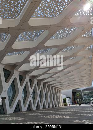 MARRAKESCH, MAROKKO - 22. APRIL 2023 - Moderne Architektur im arabischen Stil am Marrakesch Menara Airport, Marokko Stockfoto