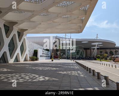 MARRAKESCH, MAROKKO - 22. APRIL 2023 - Moderne Architektur im arabischen Stil am Marrakesch Menara Airport, Marokko Stockfoto