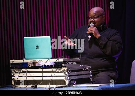 Die NASA feiert den Black History Month mit dem NMAAHC. DJ Scientific, Mark Branch, spricht mit Studenten über die Wissenschaft hinter der Musik während einer Veranstaltung zum Black History Month im Smithsonian National Museum of African American History and Culture am Freitag, den 10. Februar 2023 in Washington. Stockfoto