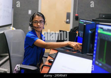 MSolo VIPER SIM-Schulung. Der Systemingenieur PRI Johnson, Mass Spectrometer Observation Lunar Operations (MSOLO), nimmt am 25. Mai 2023 an einer Simulationsschulung im Kennedy Space Center der NASA in Florida Teil, um die unbeständige Mission der Agentur zur Untersuchung des Polar Exploration Rover (VIPER) vorzubereiten. Ziel der Schulung war es, das integrierte VIPER-Team – eine Mischung aus Ingenieuren aus Kennedy und dem Ames Research Center der NASA in Kalifornien – an die Zusammenarbeit während der Missionsphasen, in denen der Rover fährt, zu gewöhnen. MSOLO ist ein modifiziertes handelsübliches Massenspektrom Stockfoto