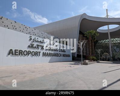 MARRAKESCH, MAROKKO - 22. APRIL 2023 - Moderne Architektur im arabischen Stil am Marrakesch Menara Airport, Marokko Stockfoto