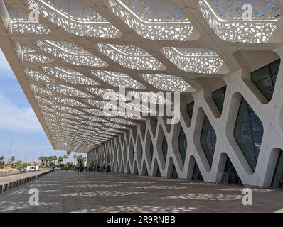 MARRAKESCH, MAROKKO - 22. APRIL 2023 - Moderne Architektur im arabischen Stil am Marrakesch Menara Airport, Marokko Stockfoto