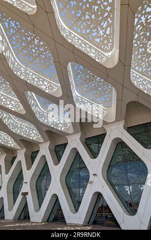 MARRAKESCH, MAROKKO - 22. APRIL 2023 - Moderne Architektur im arabischen Stil am Marrakesch Menara Airport, Marokko Stockfoto