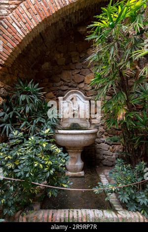 Malaga, Spanien - 27. FEBRUAR 2022: Architektonische Details der Alcazaba, einer palastartigen Festung in Malaga, Spanien. Es wurde von der Hammudid-Dynastie gebaut Stockfoto