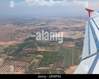 Luftaufnahme der marokkanischen Landschaft und Marrakesch aus dem Flugzeug Stockfoto