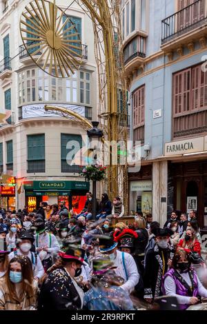 Malaga, Spanien - 27. FEBRUAR 2022: Besucher feiern den Malaga Carnival mit Kostümen, Konfettis, Musik, Tanz, Märchen und Spielen für Kinder in Malaga Stockfoto