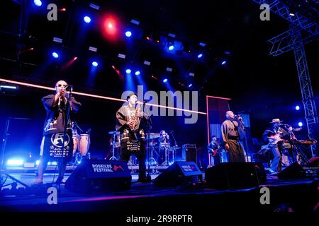 Roskilde, Dänemark. 28. Juni 2023. Die japanische Band Minyo Crusaders tritt während des dänischen Musikfestivals Roskilde Festival 2023 in Roskilde ein Live-Konzert auf. (Foto: Gonzales Photo/Alamy Live News Stockfoto