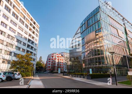Genf, Schweiz - 25. März 2022: Moderne Architektur und Blick auf die Straße in Genf, Schweiz. Stockfoto