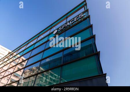Genf, Schweiz - 25. März 2022: Moderne Architektur und Blick auf die Straße in Genf, Schweiz. Stockfoto