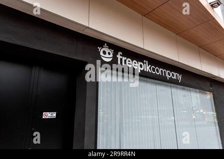 Malaga, Spanien – 27. FEBRUAR 2022: Zentralstelle und Hauptsitz der Freepik Company in Malaga, Spanien. Stockfoto