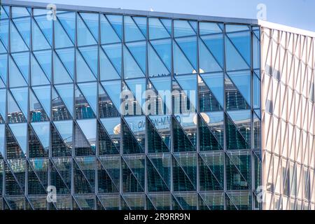 Genf, Schweiz - 25. März 2022: Moderne Architektur und Blick auf die Straße in Genf, Schweiz. Stockfoto