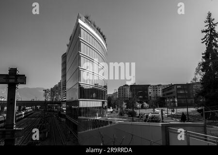 Genf, Schweiz - 25. März 2022: Moderne Architektur und Blick auf die Straße in Genf, Schweiz. Stockfoto