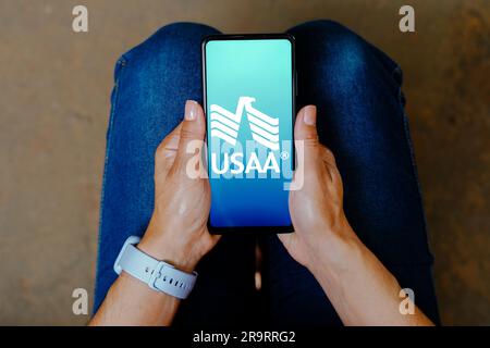 In dieser Fotoabbildung wird das Logo der United Services Automobile Association (USAA) auf einem Smartphone-Mobiltelefon angezeigt. Stockfoto