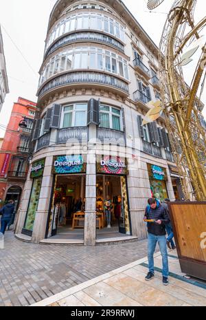 Malaga, Spanien - 27. FEBRUAR 2022: Desigual Store in der Marques de Larios Street, einer lebhaften Einkaufsstraße in Malaga. Desigual ist ein spanisches A-Modell mit Sitz in Barcelona Stockfoto