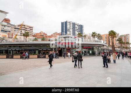 Malaga, Spanien - 27. FEBRUAR 2022: Eintritt mit Logo-Beschilderung zur Malaga-Filiale des Hard Rock Cafe, der berühmten Kette von Themencafés weltweit. Stockfoto