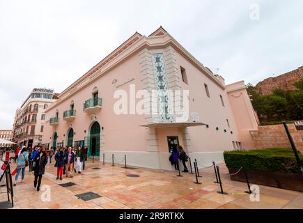 Malaga, Spanien - 27. FEBRUAR 2022: Das Cines Albeniz ist ein Kino in der Calle Alcazabilla in der spanischen Stadt Malaga. Stockfoto