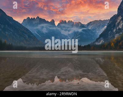 Alpine Herbstlandschaft in den Dolomiten, Italien, Europa Stockfoto