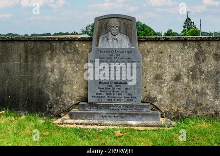 Eine Gedenktafel für Ruairi O Bradaigh, (1932-2013) Präsident der republikanischen Sinn Fein, einer abtrünnigen Fraktion der wichtigsten Sinn Fen-Organisation. Elphin, Roscommon. Stockfoto