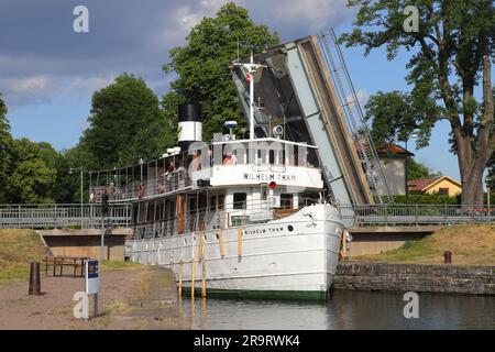 Motala, Schweden - 27. Juni 2023: Das Passagierschiff Wilhelm Tham, das 1912 gebaut wurde, verlässt den Gota-Kanal in den See Vattern in Motala. Stockfoto