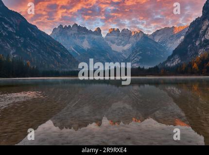 Sonnenaufgang am Herbst Bergsee. Lago Di Landro, Dolomiten, Alpen, Italien Stockfoto