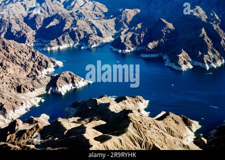Der Lake Mead, Nevada, USA, bietet einen atemberaubenden Blick auf das felsige Ufer des Seeufers an sonnigen Tagen Stockfoto