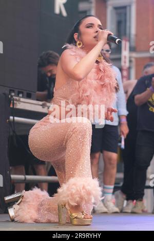 Darbietung von Blanca Paloma während der Proklamation des Pride 2023 zur Eröffnung VON MADO 2023 Madrid Pride 2023 auf der Plaza Pedro Zerolo am 28. Juni 2023 Stockfoto