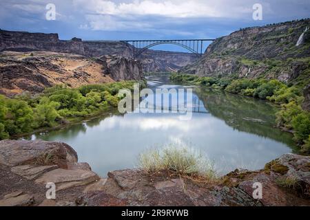 Die Perrine Bridge erstreckt sich über den ruhigen Snake River in Twin Falls, Idaho. Stockfoto
