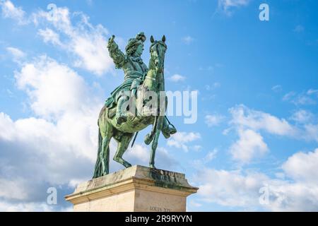 Reiterstatue von Ludwig XIV vor dem Schloss von Versailles bei Paris, Frankreich. Stockfoto