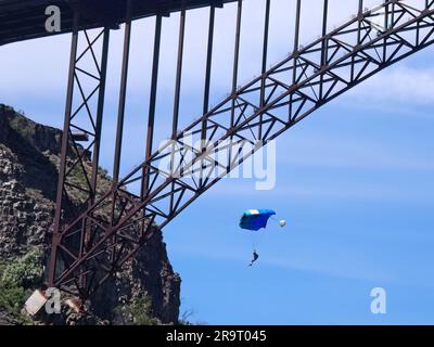 Ein Base Jumper gleitet unter seinem Fallschirm an der Perrine Bridge in Twin Falls, Idaho. Stockfoto