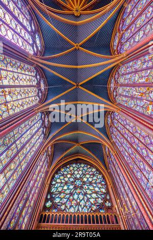 Monumentales Interieur der Sainte-Chapelle mit Buntglasfenstern, obere Ebene der königlichen Kapelle im gotischen Stil. Palais de la Cite, Paris, Frankreich Stockfoto