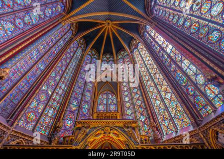 Monumentales Interieur der Sainte-Chapelle mit Buntglasfenstern, obere Ebene der königlichen Kapelle im gotischen Stil. Palais de la Cite, Paris, Frankreich Stockfoto